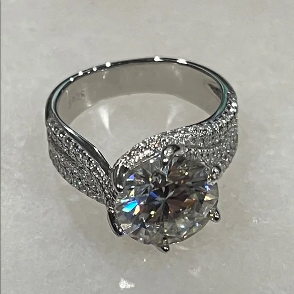 925 Sterling Silver 5 Carat Moissanite Ring - Luxurious Faux Diamond